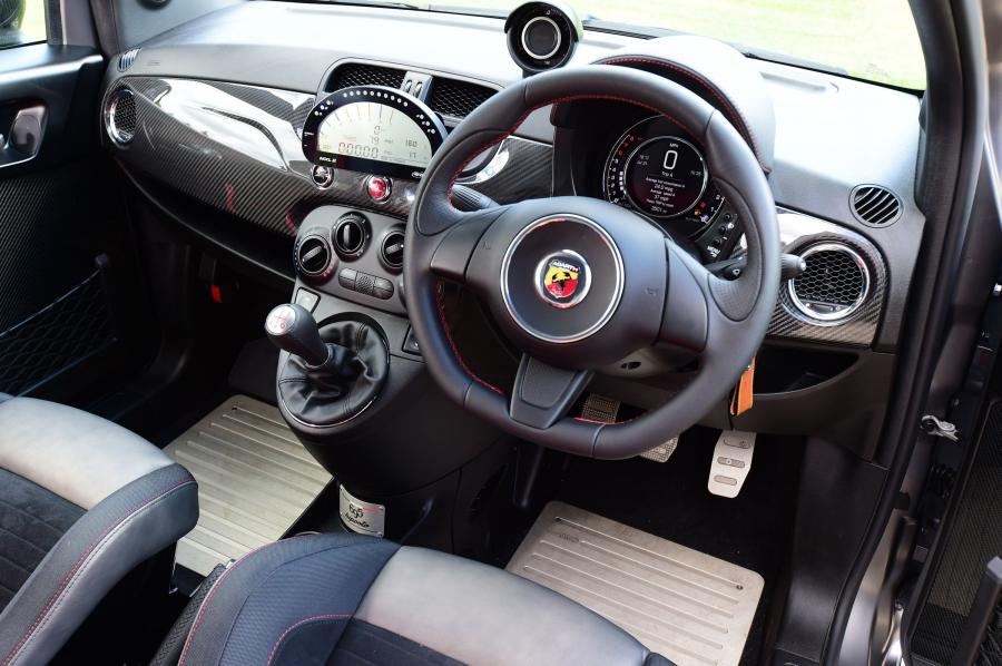 Торпедо Abarth 695 Biposto (312) 2015 года  (UK) (фото 5 из 6)